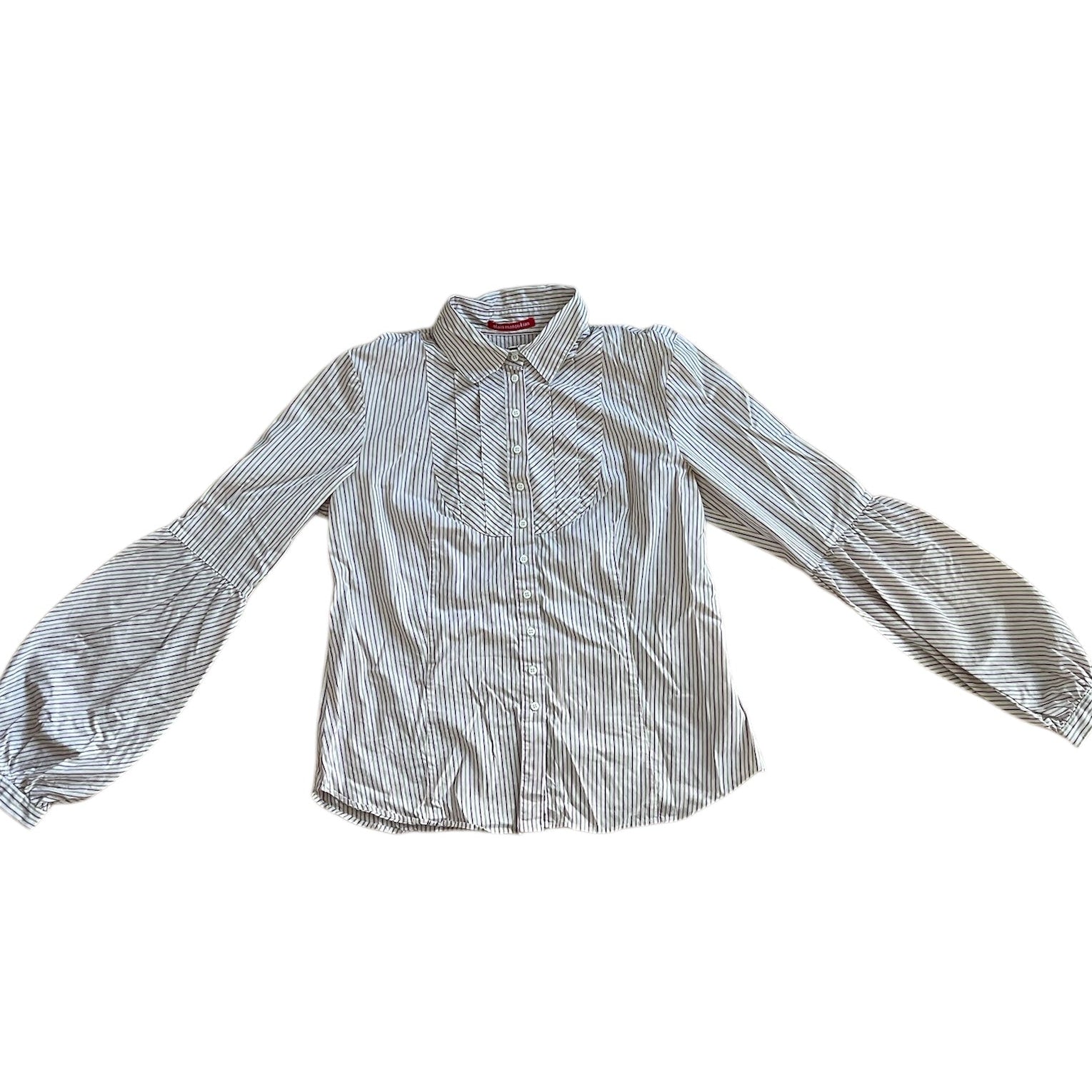 Chemise vintage Alain Manoukian avec plastron à rayures inversées. Les manches sont bouffantes.