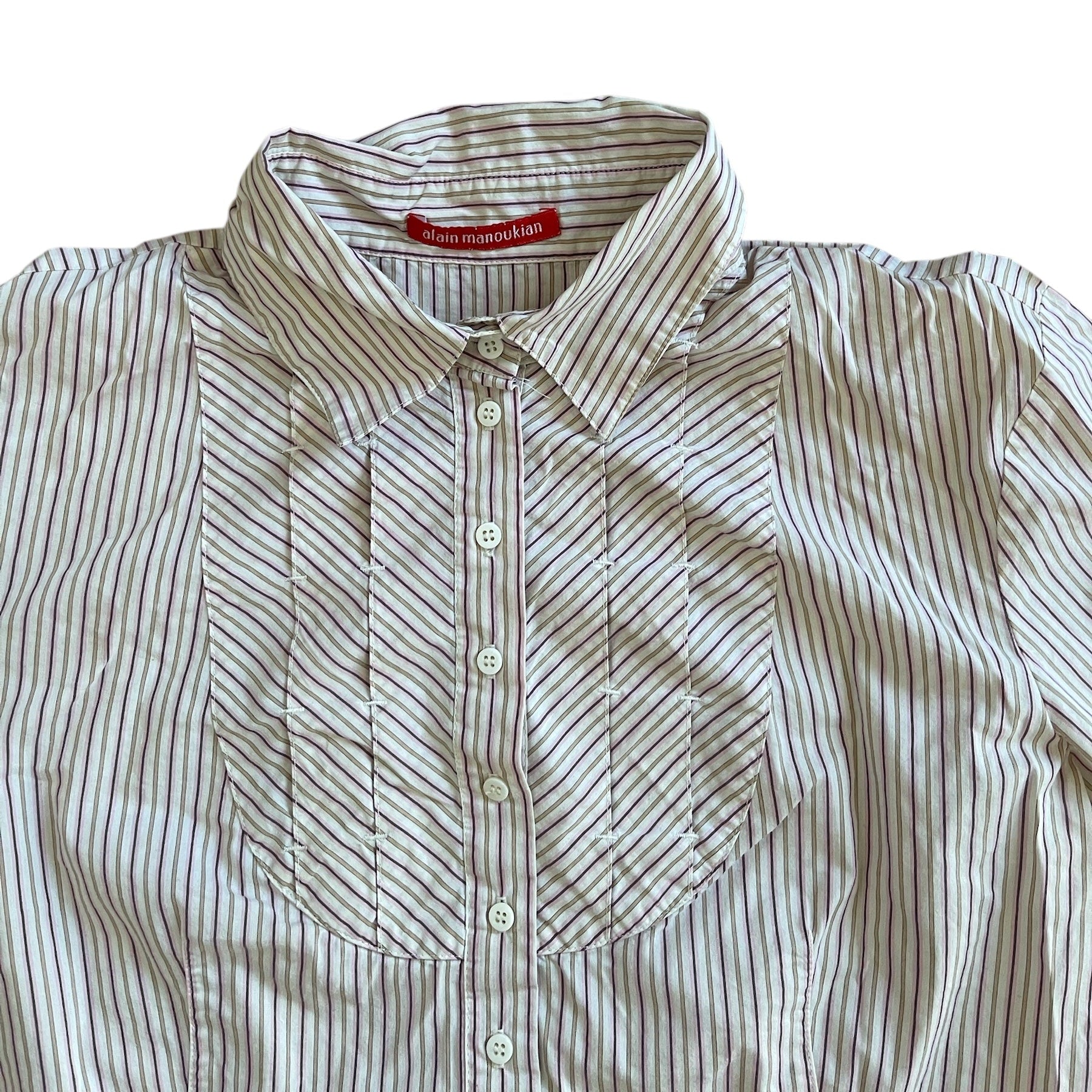 Chemise vintage Alain Manoukian avec plastron à rayures inversées. Les manches sont bouffantes.