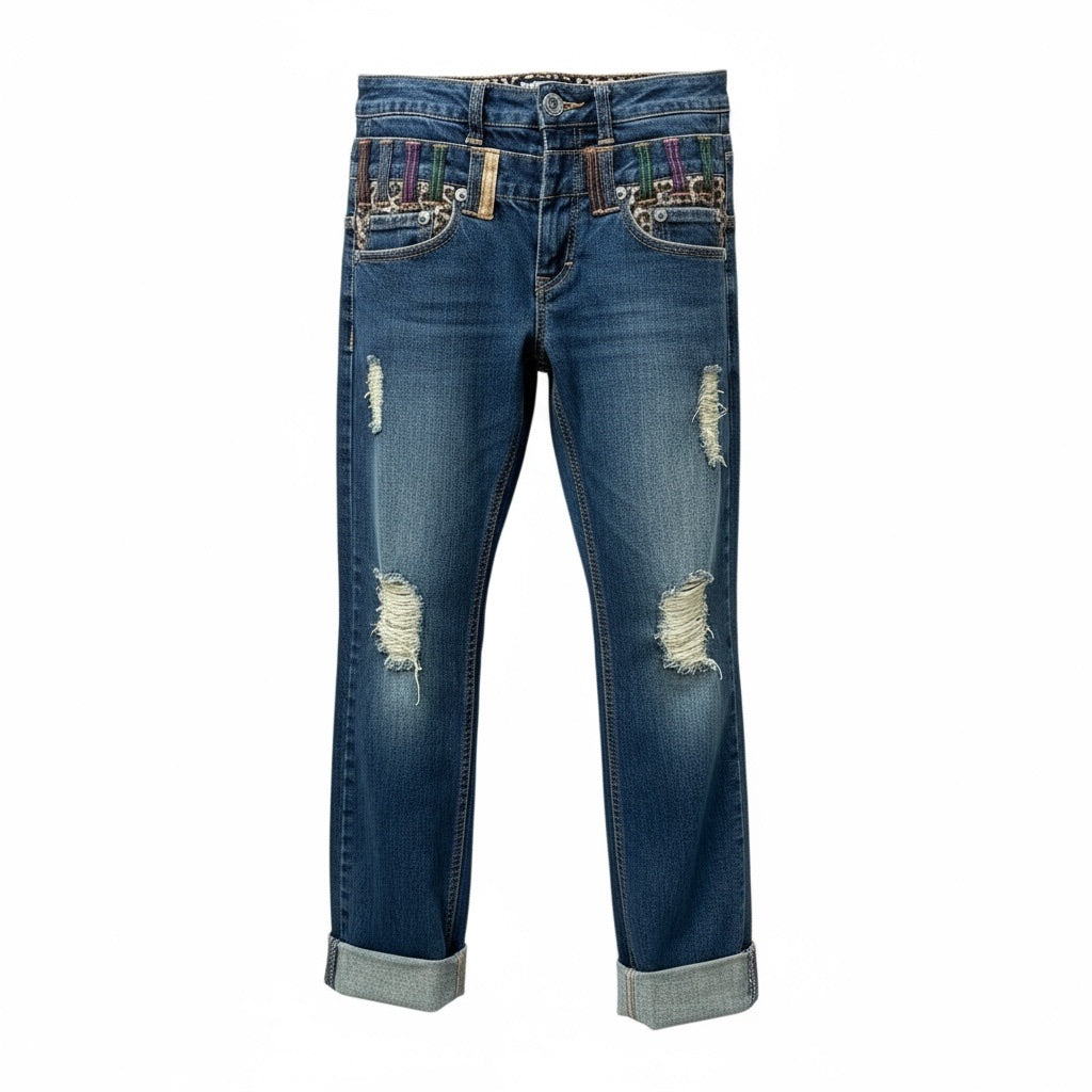 Jean 3/4 en denim bleu vieilli avec déchirures et passants de ceinture multicolores à motif cheetah.