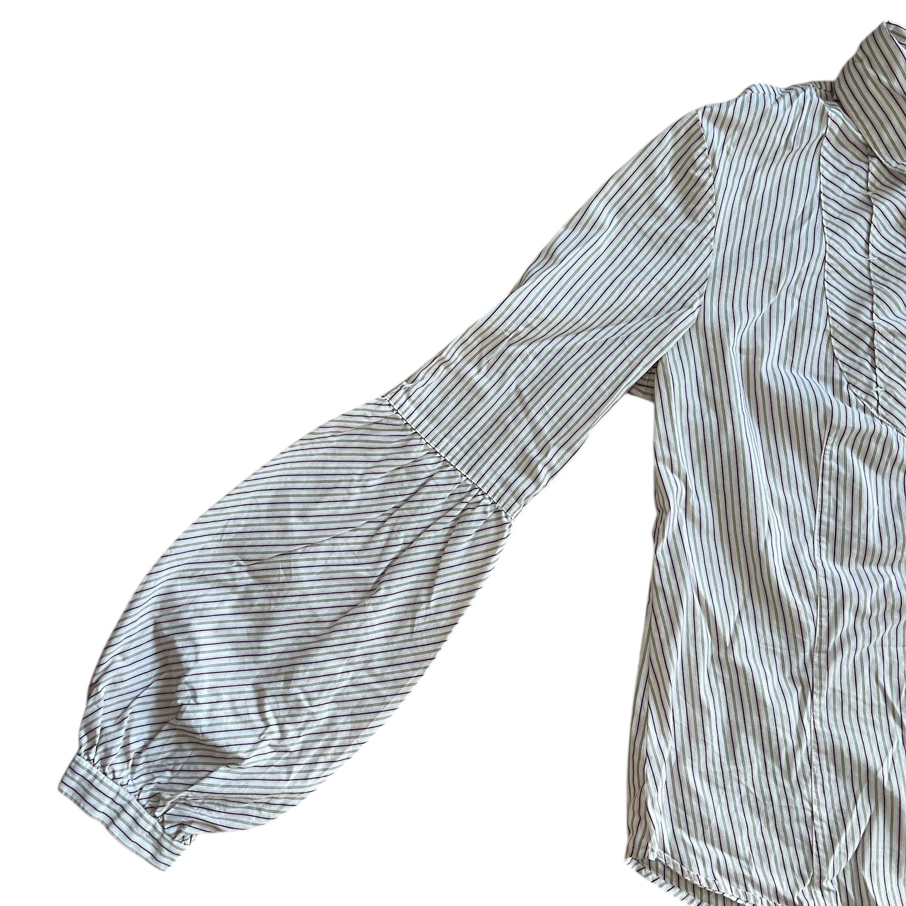 Chemise vintage Alain Manoukian avec plastron à rayures inversées. Les manches sont bouffantes.