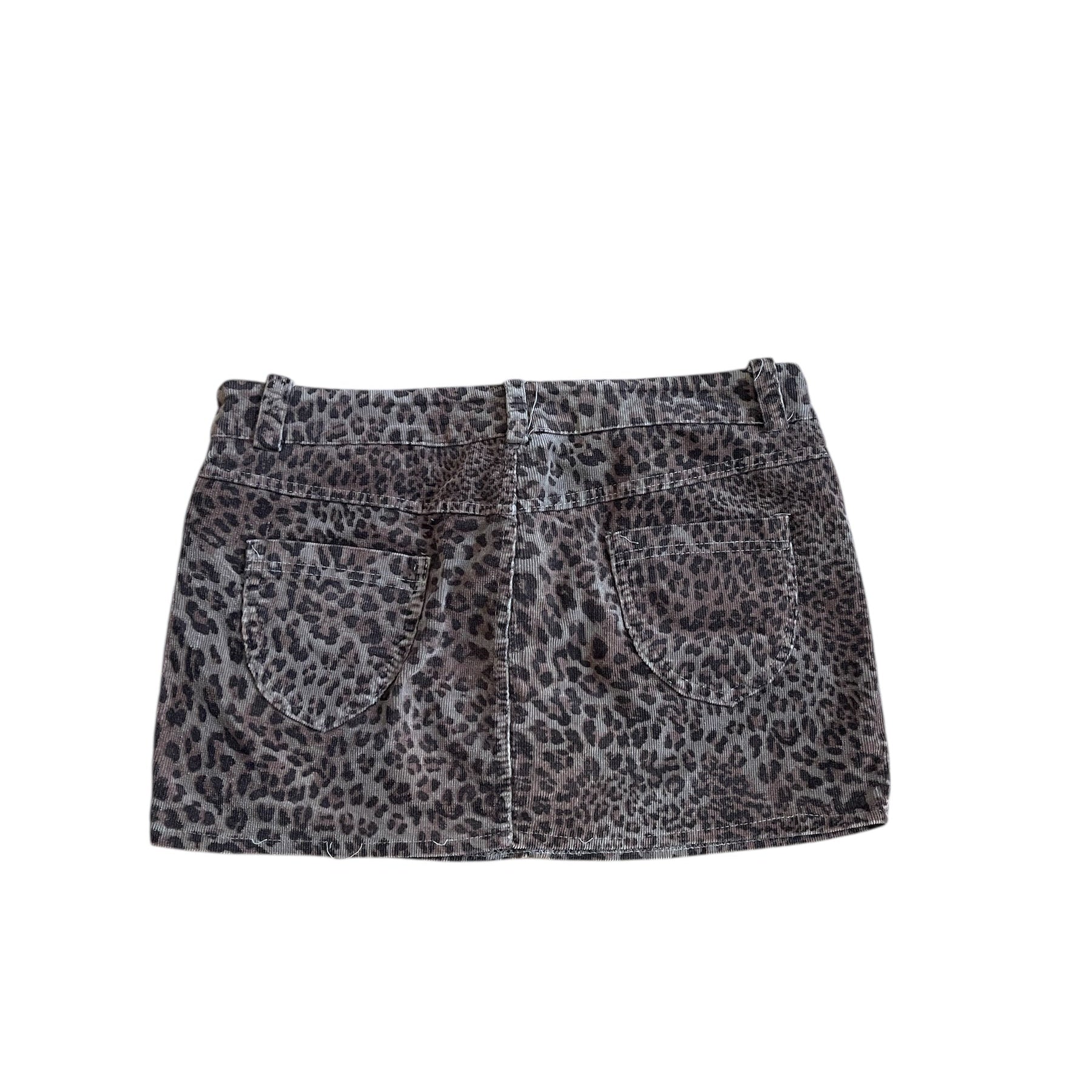 Mini-jupe à imprimé léopard, coupe droite et texture douce. Se ferme par un bouton et une braguette zippée, et dispose de poches à l’avant et à l’arrière.