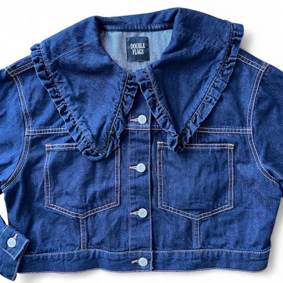 Veste courte en denim brut Double Flags avec col Claudine à volants et boutons argentés, taille unique