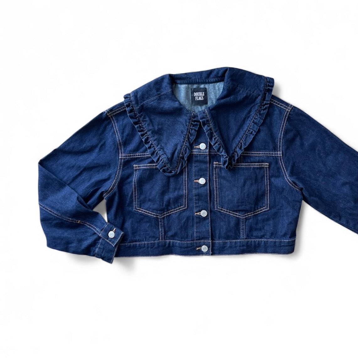 Veste courte en denim brut Double Flags avec col Claudine à volants et boutons argentés, taille unique