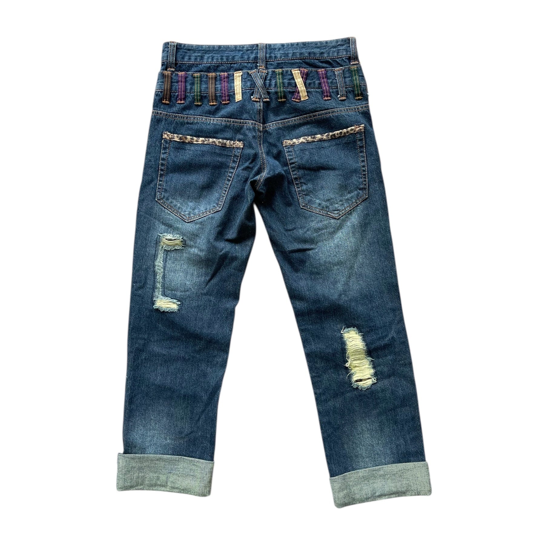 Jean 3/4 en denim bleu vieilli avec déchirures et passants de ceinture multicolores à motif cheetah.