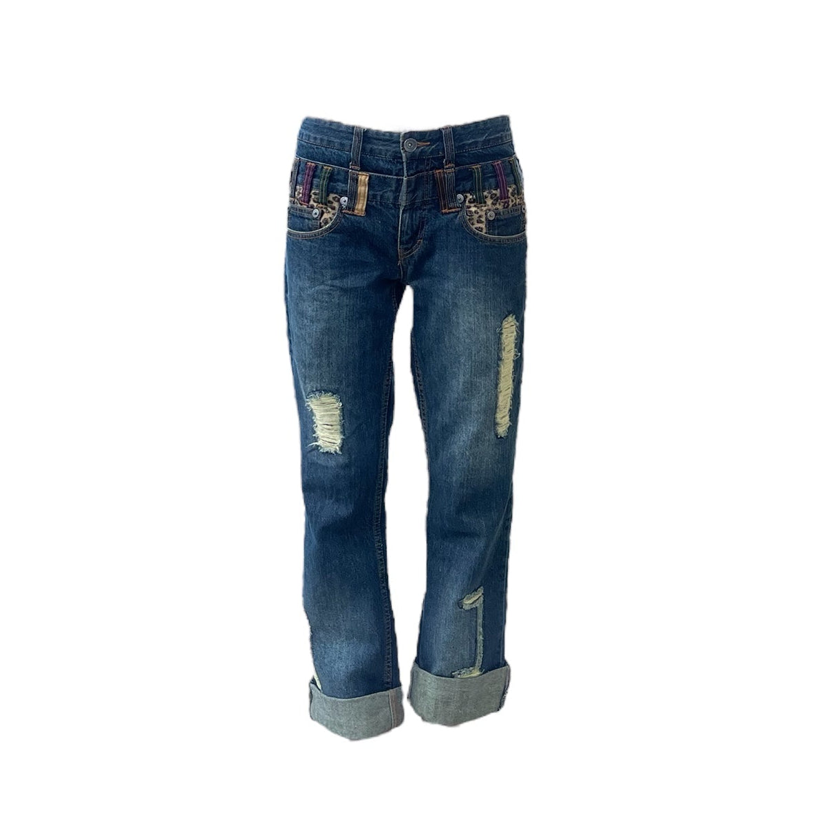 Jean 3/4 en denim bleu vieilli avec déchirures et passants de ceinture multicolores à motif cheetah.