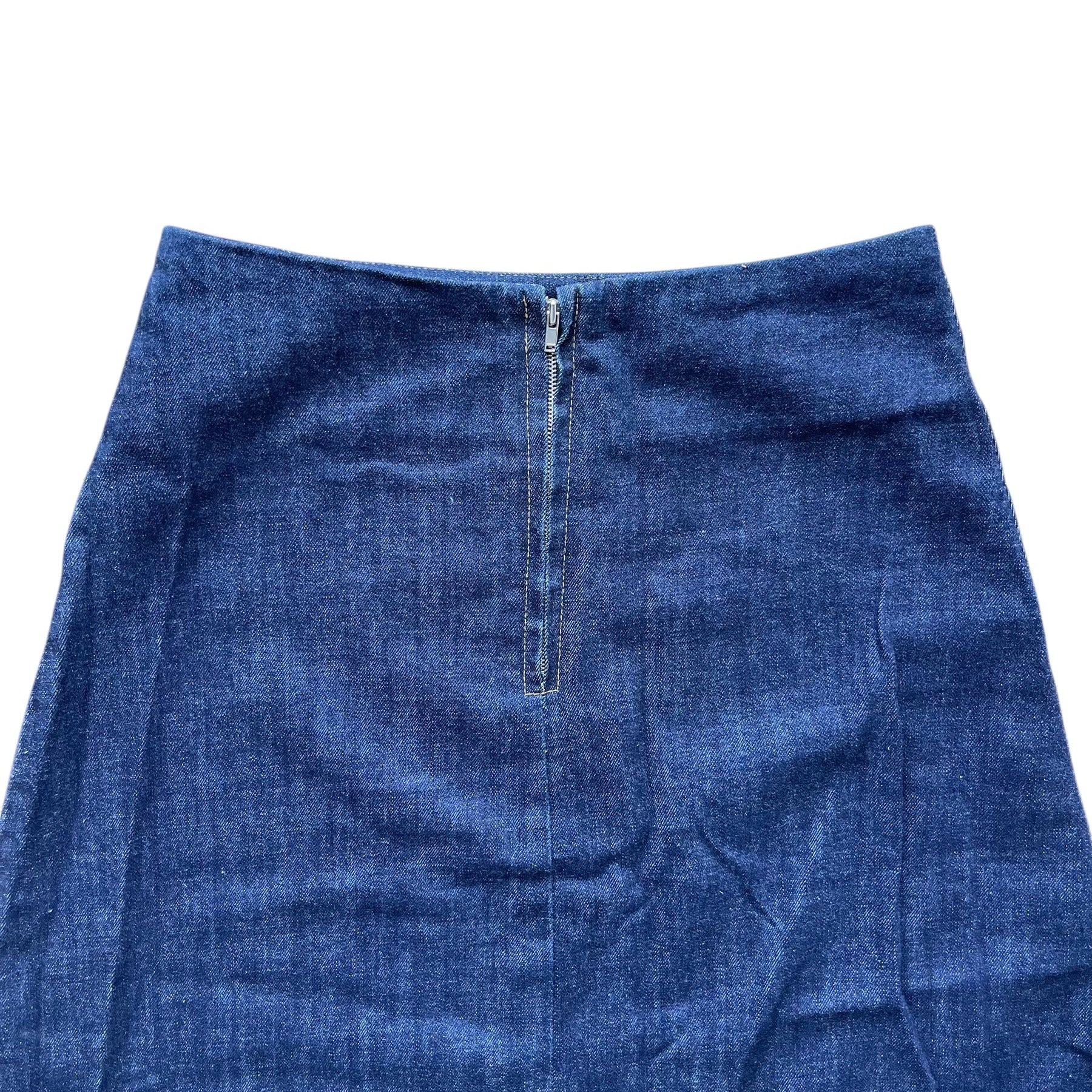 Jupe en denim brut évasée et mi-longue, taille haute, en coton, de couleur bleu foncé.