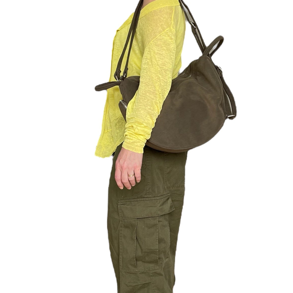 Sac besace en daim kaki avec bandoulière ajustable et fermeture zippée