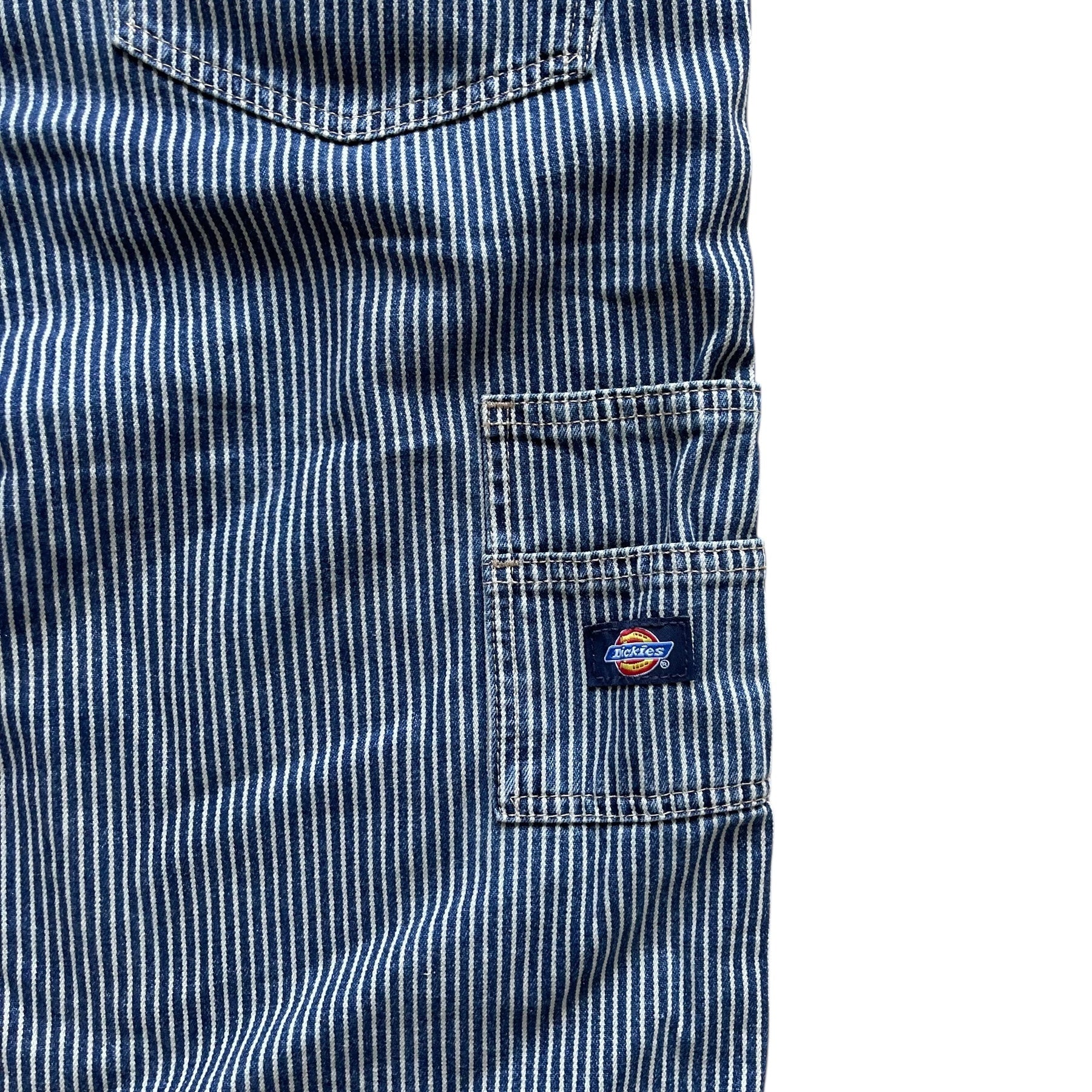 Short Dickies à rayures bleu et blanc, coupe loose fit en coton avec poches et passants de ceinture.