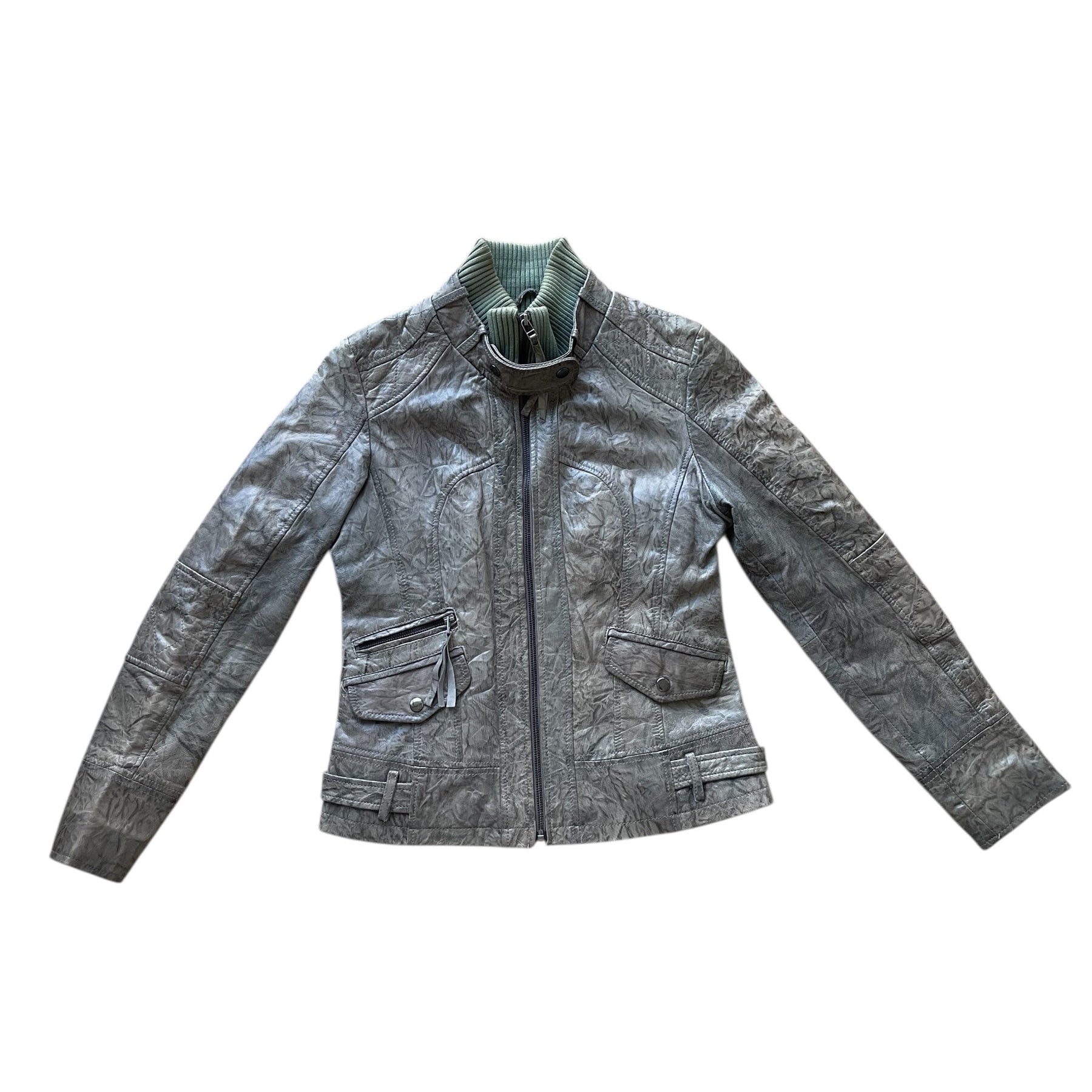 Veste en cuir vert avec col montant côtelé, fermeture zippée et poches à rabat et zippée sur le devant