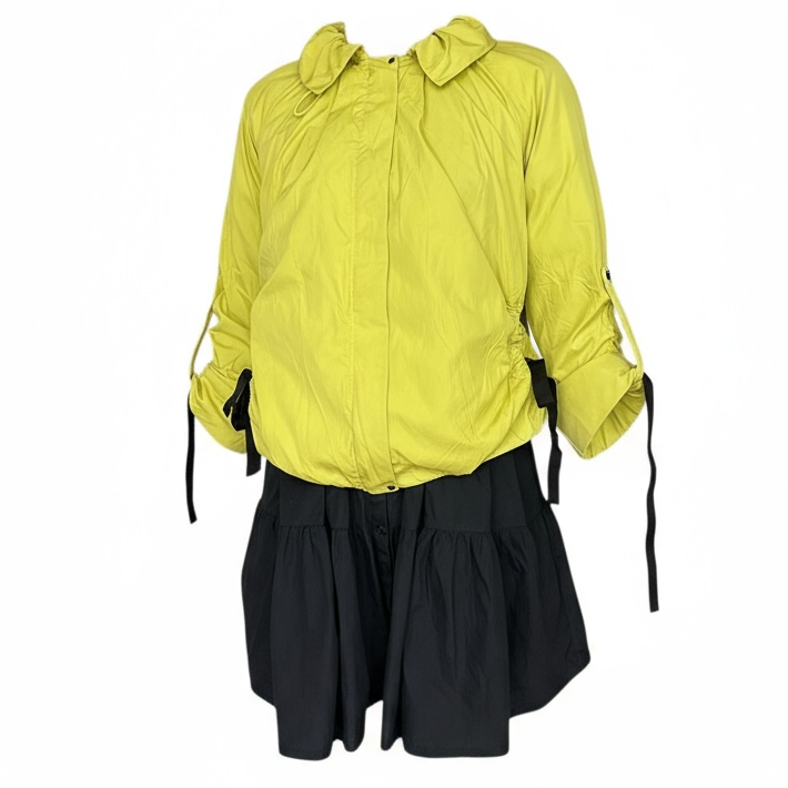 Veste coupe-vent vert anis légère avec col montant, manches longues et cordons noirs pour resserrer la taille.