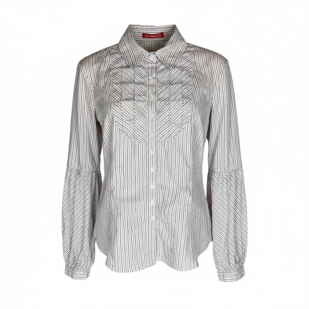 Chemise vintage Alain Manoukian avec plastron à rayures inversées. Les manches sont bouffantes.