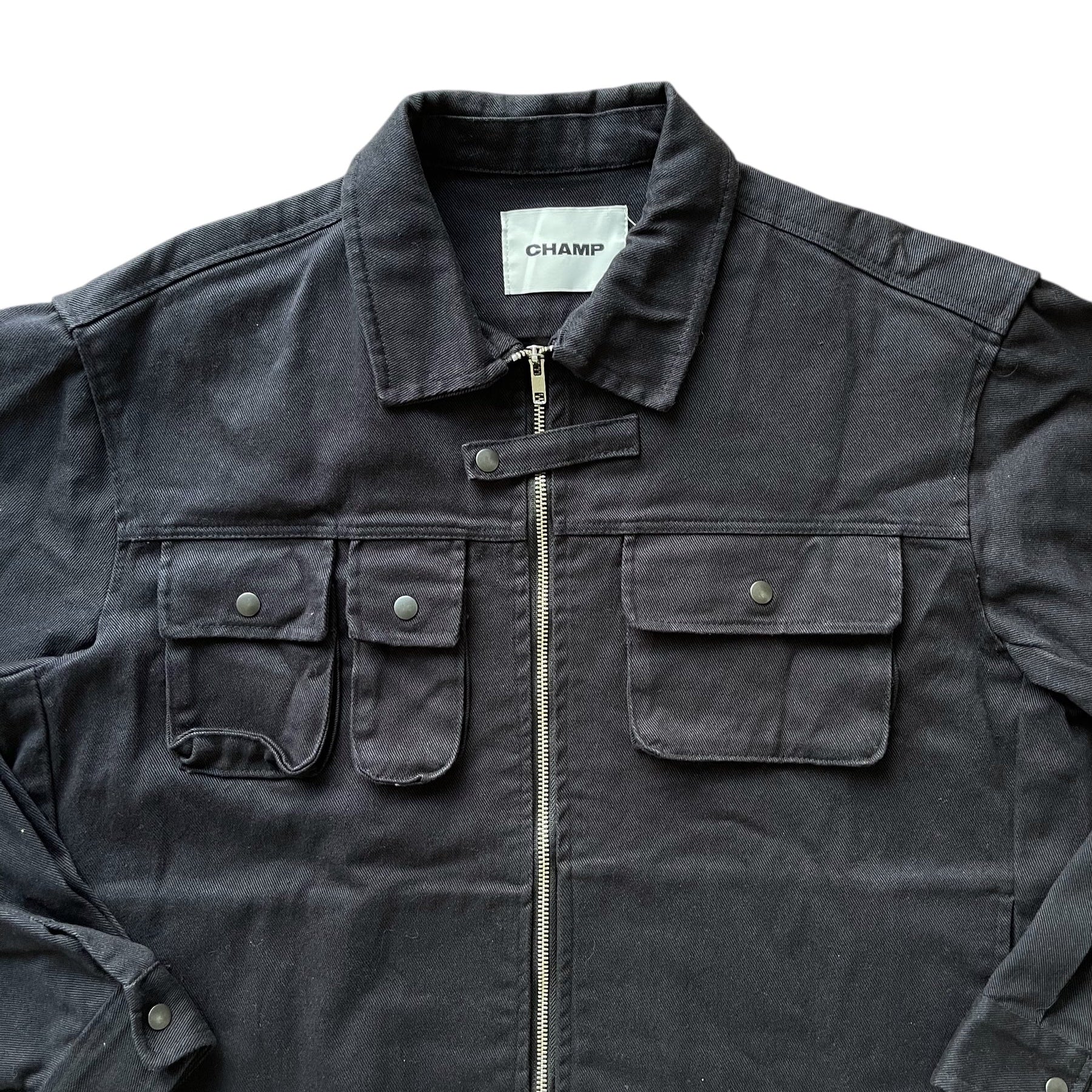 Veste CHAMP en denim noir, fermeture zippée double sens, poches à rabats, fabriquée en Corée, taille M