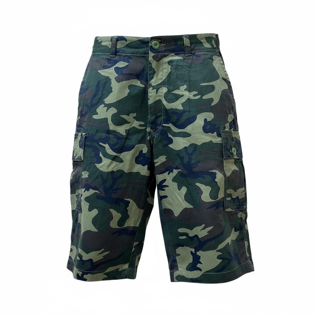 Short camouflage en coton Jort Camo, coupe droite avec poches latérales à rabat et imprimé vert et bleu.
