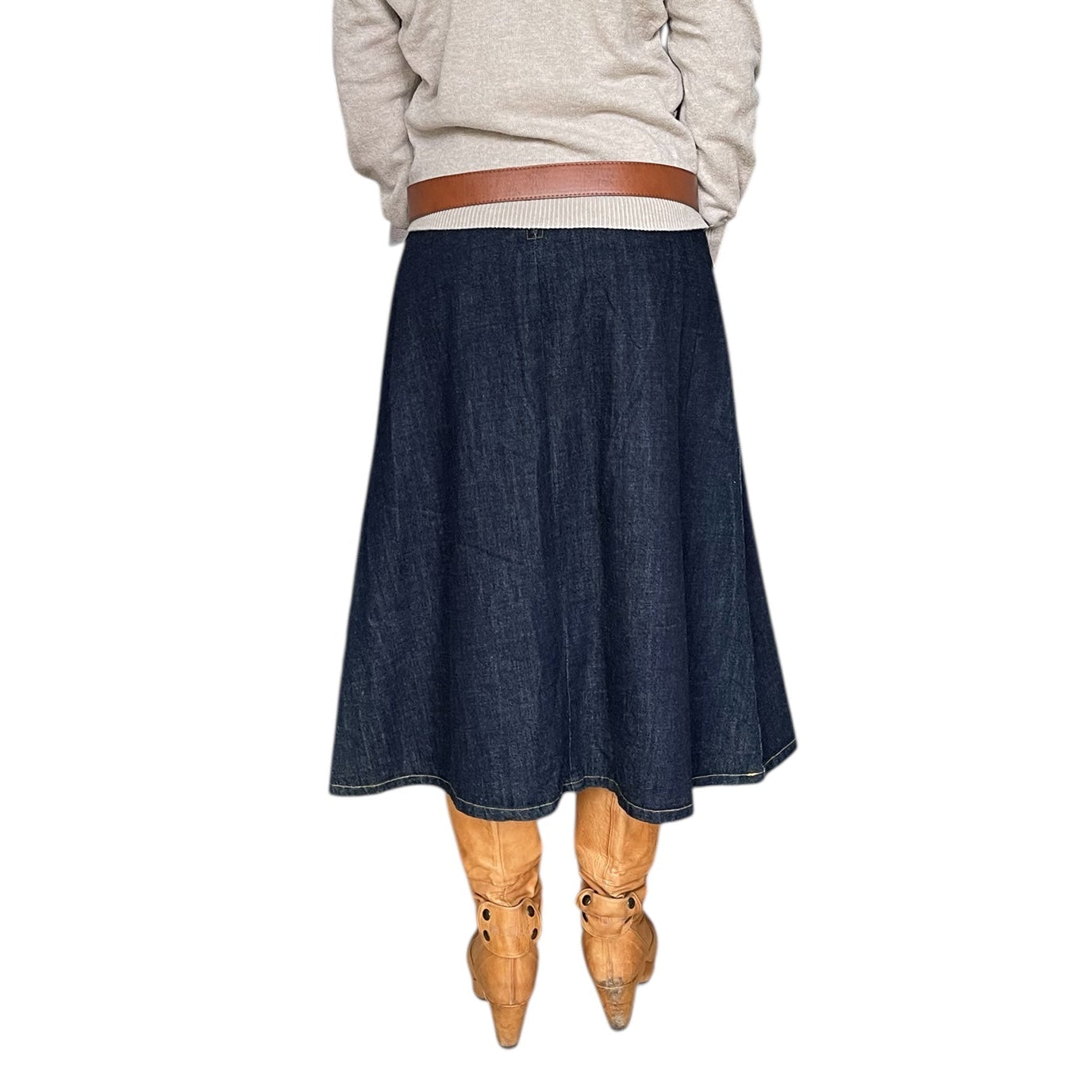 Jupe en denim brut évasée et mi-longue, taille haute, en coton, de couleur bleu foncé.