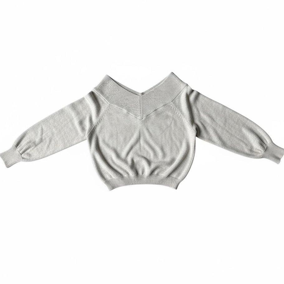 Pull beige à col V large Jacqueline de Yong, manches longues bouffantes et maille douce fluide.