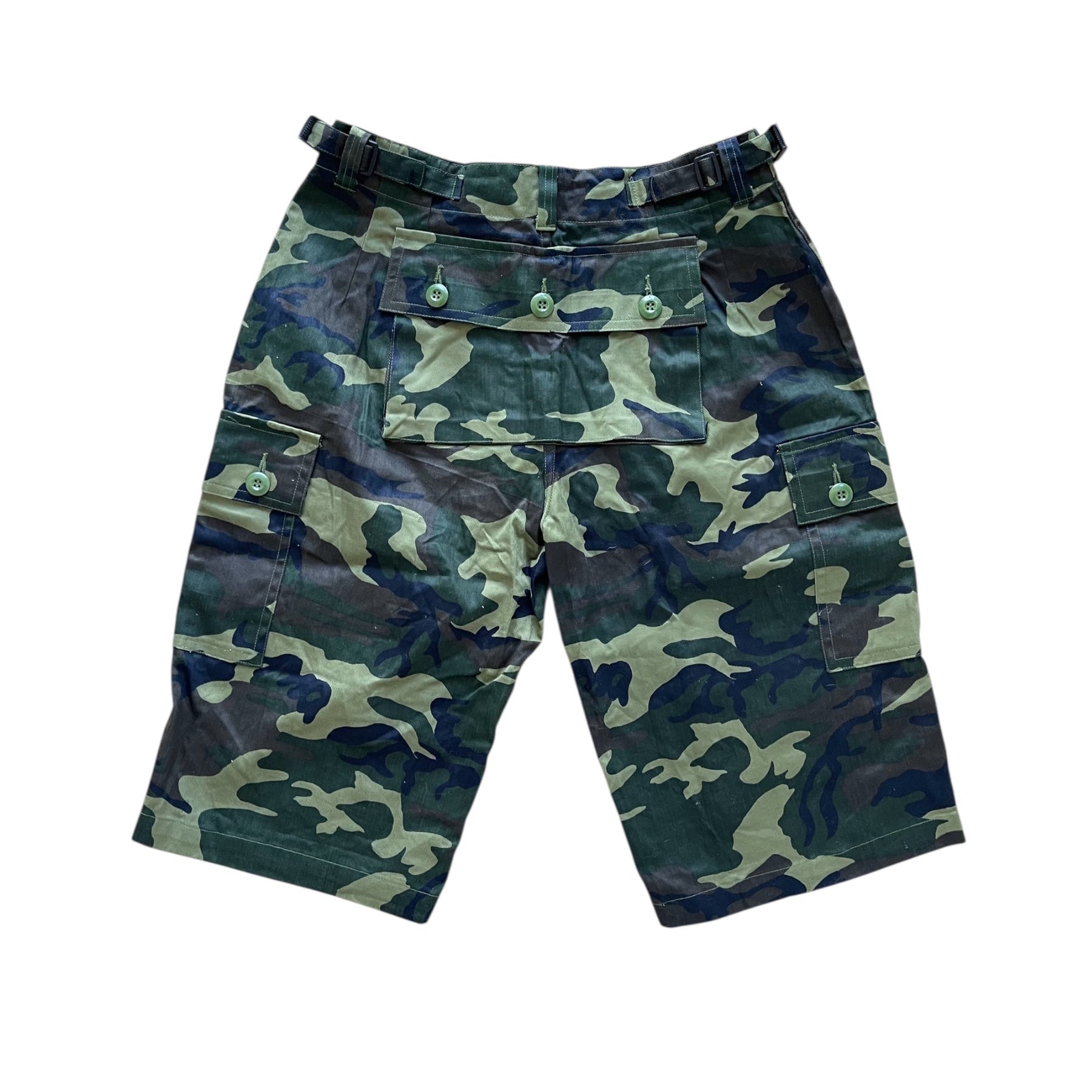 Short camouflage en coton Jort Camo, coupe droite avec poches latérales à rabat et imprimé vert et bleu.
