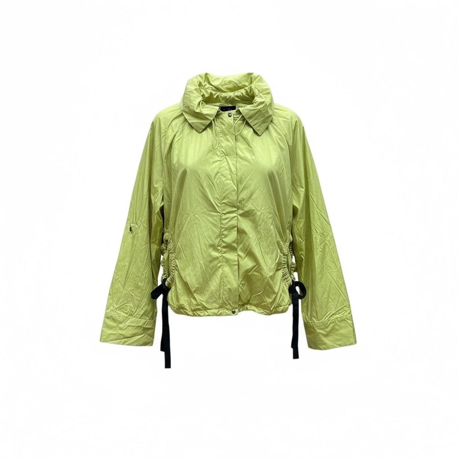 Veste coupe-vent vert anis légère avec col montant, manches longues et cordons noirs pour resserrer la taille.