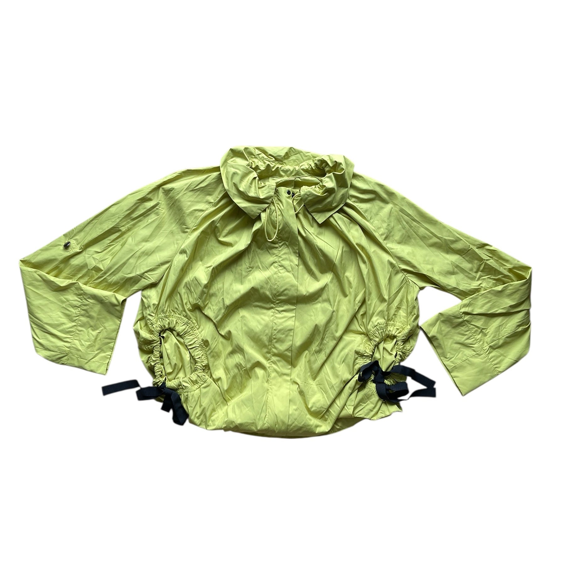 Veste coupe-vent vert anis légère avec col montant, manches longues et cordons noirs pour resserrer la taille.